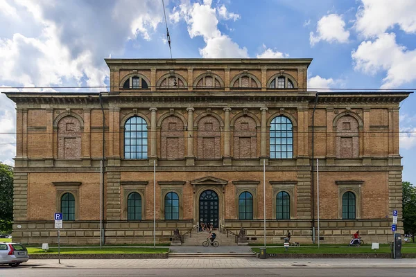 Münih, Almanya 09 Haziran 2018: Alte Pinakothek Binası (Sanat Müzesi), Kunstareal, Münih'te Eski Usta resim müzesi.