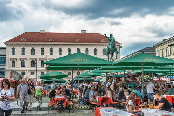 Múnich Alemania Junio 2018 Mercado Medieval Tradicional Wittelsbacher Platz Estatua — Foto de Stock