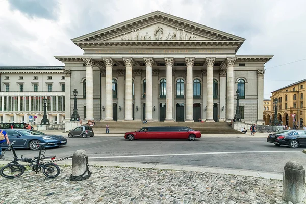 Munique Alemanha Junho 2018 Limusina Vermelha Frente Teatro Nacional Munique — Fotografia de Stock