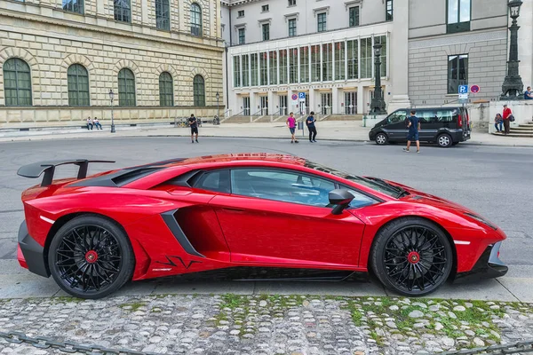 Münih, Almanya 09 Haziran 2018: Lamborghini aventador lp 750-4 superveloce araba, Max-Joseph-Platz, Münih.