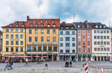 Münih, Almanya 09 Haziran 2018: Almanya'nın Residenzstrasse kentinde Münih şehrindeki eski evler. İnsanlar Münih sokaklarında yürürler..
