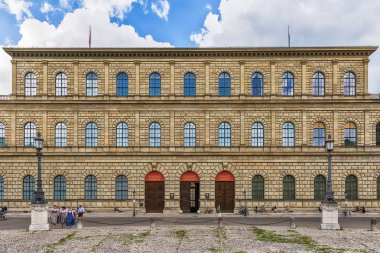 Münih, Almanya 09 Haziran 2018: Max-Joseph-Platz'da Residenz Müzesi'nin inşası, Münih, Almanya