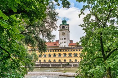Münih, Almanya 09 Haziran 2018: Mllersches Volksbad ve Isar Nehri, Münih, Almanya