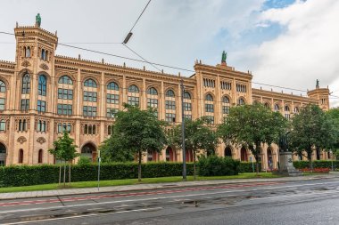Münih, Almanya - 09 Haziran 2018: Münih kasabasında Maximilianstrasse caddesindeki kentsel binalar.
