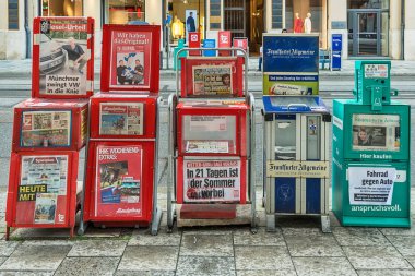 Münih, Almanya - 09 Haziran 2018: Bavyera başkentinin ticari bir bölgesinde, Almanya'nın Münih bir sokakta bazı gazete otomatik otomatların detayı.