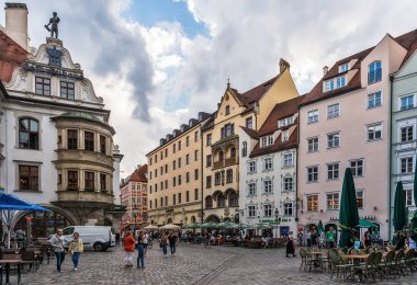Münih, Almanya 09 Haziran 2018: Münih viktualienmarkt yakınlarındaki ünlü sebastiansplatz eski binalar, Almanya. Münih'teki restoranlar.