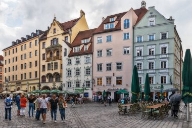 Münih, Almanya 09 Haziran 2018: Münih viktualienmarkt yakınlarındaki ünlü sebastiansplatz eski binalar, Almanya. Münih'teki restoranlar.