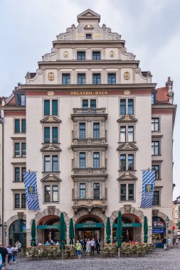Münih, Almanya - 09 Haziran 2018: Münih'teki Orlando-Haus'un önündeki bir restoranda turistler. Ev Max Littmann tarafından 1899 yılında inşa edilmiştir. Foto Orlando-Haus görünümünde Platzl alınan