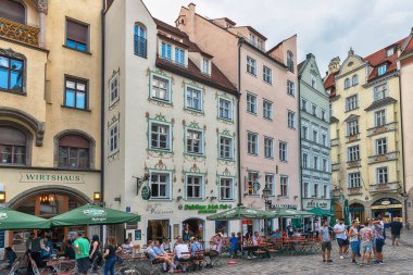 Münih, Almanya 09 Haziran 2018: Münih viktualienmarkt yakınlarındaki ünlü sebastiansplatz eski binalar, Almanya. Münih'teki restoranlar.