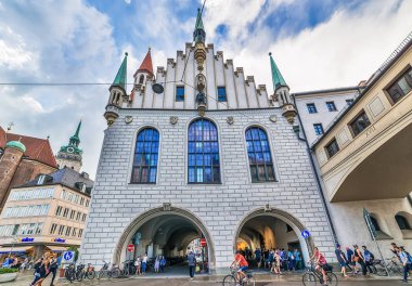 Münih, Almanya 09 Haziran 2018: Münih Marienplatz'da Eski Belediye Binası (Altes Rathaus) binası