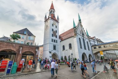 Münih, Almanya 09 Haziran 2018: Münih Marienplatz'da Eski Belediye Binası (Altes Rathaus) binası