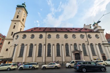 Münih, Almanya 09 Haziran 2018: Heiliggeistkirche, Almanya'nın güneyinde, Münih'te, Kutsal Ruh'un Bakımevi'ne ait bir Gotik kilisedir (14. yüzyıl).).