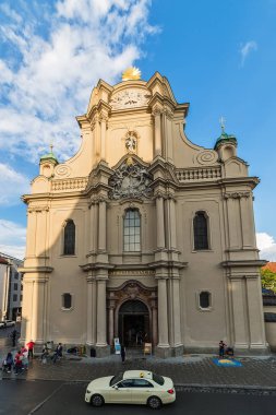 Münih, Almanya 09 Haziran 2018: Heiliggeistkirche, Almanya'nın güneyinde, Münih'te, Kutsal Ruh'un Bakımevi'ne ait bir Gotik kilisedir (14. yüzyıl).).