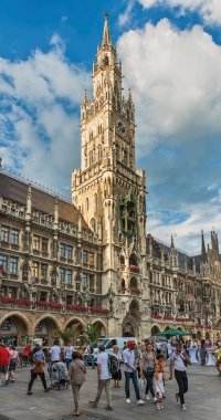 Münih, Almanya 09 Haziran 2018: Münih Marienplatz Meydanı'nda Yeni Belediye Binası, Bavyera, Almanya
