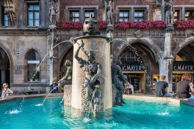 Münih, Almanya 09 Haziran 2018: Fischbrunnen (Balık Çeşmesi) çeşmesi ve Almanya'da Münih'teki Marienplatz (Mary Meydanı) üzerine heykeller