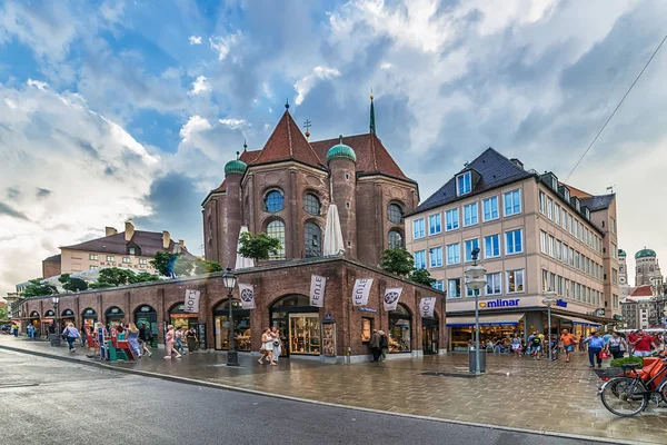 München Tyskland Juni 2018 Utsikt Till Församlingskyrkan Peter Från Viktualienmarknaden — Stockfoto