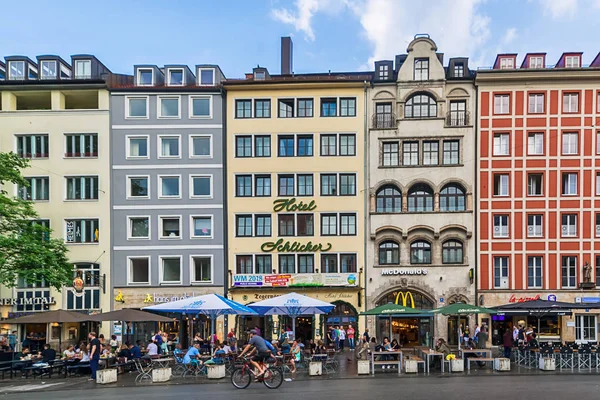 Münih, Bavyera, Almanya- 09 Haziran 2018: Tal Street, Münih'teki Marienplatz'ın yanında 