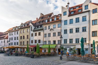 Münih, Almanya 09 Haziran 2018: Münih viktualienmarkt yakınlarındaki ünlü sebastiansplatz eski binalar, Almanya. Münih'teki restoranlar.