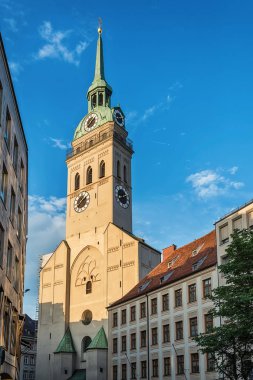 Münih, Almanya 09 Haziran 2018: St. Peter kilisesine bakış, Münih, Bavyera.