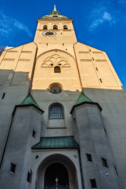 Münih, Almanya 09 Haziran 2018: St. Peter kilisesine bakış, Münih, Bavyera.