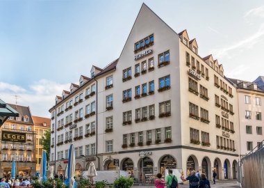 Münih, Almanya 09 Haziran 2018: Dünyanın en büyük erkek moda evi Hirmer'in dış görünümü, Münih, Almanya'da dekorasyonu yla