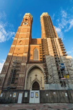 Münih, Almanya 09 Haziran 2018: Frauenkirche (diğer adıyla: Dom zu Unserer Lieben Frau, Our Dear Lady Katedrali, Mnchner Dom, Münih Katedrali) şehir merkezindeki bir cadde üzerinde kuleler.