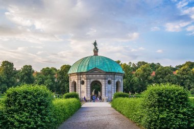 Münih, Almanya 09 Haziran 2018: Hofgarten Park, Dianatempel ile Münih'te. İnsanlar Diana Pavyonu ve Hofgarten gerekçesiyle hakkında meander, Münih Residenz ve Odeonsplatz bitişik.