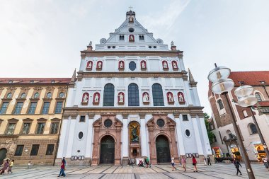Münih, Almanya - 9 Haziran 2018: Michaelskirche Cephesi (St. Michael Kilisesi) ve Frauenkirche kuleleri (Our Lady Katedrali). Michaelskirche 1583-1597 yılında Bavyera Dükü V. William tarafından yaptırıldı..