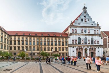 Münih, Almanya - 9 Haziran 2018: Michaelskirche Cephesi (St. Michael Kilisesi) ve Frauenkirche kuleleri (Our Lady Katedrali). Michaelskirche 1583-1597 yılında Bavyera Dükü V. William tarafından yaptırıldı..