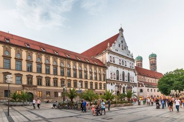 Münih, Almanya - 9 Haziran 2018: Michaelskirche Cephesi (St. Michael Kilisesi) ve Frauenkirche kuleleri (Our Lady Katedrali). Michaelskirche 1583-1597 yılında Bavyera Dükü V. William tarafından yaptırıldı..