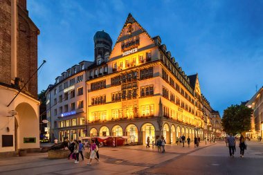 Münih, Almanya 09 Haziran 2018: Münih şehir merkezinde geleneksel bir Bavyera binasında Hirmer alışveriş merkezi.