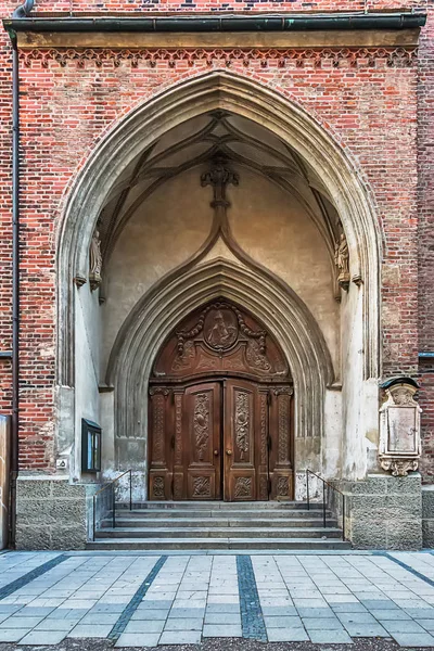 Münih, Almanya 09 Haziran 2018: Frauenkirche (diğer adıyla: Dom zu Unserer Lieben Frau, Our Dear Lady Katedrali, Mnchner Dom, Münih Katedrali) şehir merkezindeki bir cadde üzerinde kuleler.