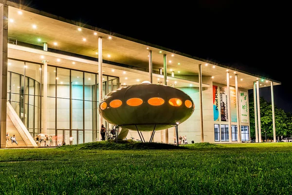 Münih, Almanya - 09 Haziran 2018: Münih'te gece modern sanat müzesi Pinakothek der Moderne'nin inşası.