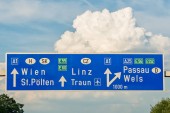 Rakouská dálnice s pokyny pro cestu do města Vídeň a Linz