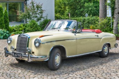 Neuschwanstein, Almanya 10 Haziran 2018: Mercedes-benz 220 s, oldtimer Bavyera'da eski bir araba.