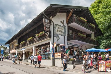 Schwangau, Almanya 10 Haziran 2018: Schwangau Bavyera'da, Almanya Alpler altında. Hohenschwangau Kalesi ve Neuschwanstein Kalesi gitmek yerden turistik bir yer. Turistik Bilgi Hohenschwangau.