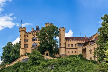 Schwangau, Almanya 10 Haziran 2018: Hohenschwangau Kalesi veya Schloss Hohenschwangau, Almanya'nın güneyinde Bavyera eyaletinde yer alan 19. Bavyera Kralı Ludwig Ii'nin eviydi..