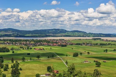 Fuessen'deki Neuschwanstein Kalesi'nden Manzara ve Forggensee Gölü manzarası