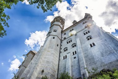 Hohenschwangau, Almanya - 10 Haziran 2018: Bavyera Alpleri'ndeki bir dağın tepesinde yer alan pastoral Neuschwanstein Kalesi. Bavyera Kralı Ludwig Ii tarafından yaptırılmıştır.