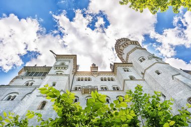 Hohenschwangau, Almanya - 10 Haziran 2018: Bavyera Alpleri'ndeki bir dağın tepesinde yer alan pastoral Neuschwanstein Kalesi. Bavyera Kralı Ludwig Ii tarafından yaptırılmıştır.