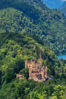 Schwangau, Almanya 10 Haziran 2018: Hohenschwangau Kalesi veya Schloss Hohenschwangau, Almanya'nın güneyinde Bavyera eyaletinde yer alan 19. Bavyera Kralı Ludwig Ii'nin eviydi..