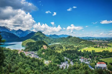 Fussen, Almanya- 10 Haziran 2018: Alpsee Gölü ve Hohenschwangau Kalesi. Schloss Hohenschwangau, Bavyera Kralı Ludwig Ii, Bazı Almanya'nın en ünlü kalelerinin üreticisi atalarının ev görünümü.