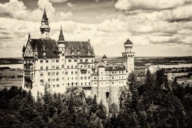 Hohenschwangau, Almanya - 10 Haziran 2018: Bavyera Alpleri'ndeki bir dağın tepesinde yer alan pastoral Neuschwanstein Kalesi. Bavyera Kralı Ludwig Ii tarafından yaptırılmıştır.