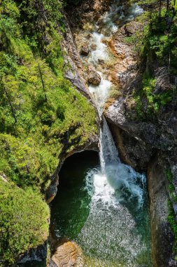 Bavyera Alpleri'ndeki güzel dağ şelalesi