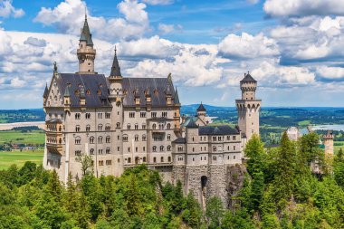 Hohenschwangau, Almanya - 10 Haziran 2018: Bavyera Alpleri'ndeki bir dağın tepesinde yer alan pastoral Neuschwanstein Kalesi. Bavyera Kralı Ludwig Ii tarafından yaptırılmıştır.