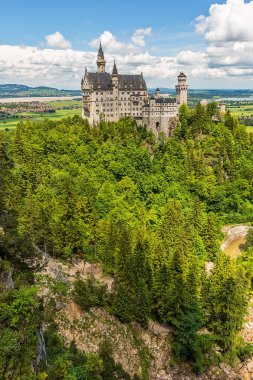Hohenschwangau, Almanya - 10 Haziran 2018: Bavyera Alpleri'ndeki bir dağın tepesinde yer alan pastoral Neuschwanstein Kalesi. Bavyera Kralı Ludwig Ii tarafından yaptırılmıştır.