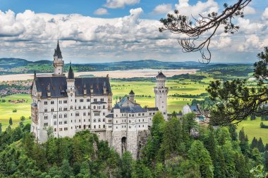 Hohenschwangau, Almanya - 10 Haziran 2018: Bavyera Alpleri'ndeki bir dağın tepesinde yer alan pastoral Neuschwanstein Kalesi. Bavyera Kralı Ludwig Ii tarafından yaptırılmıştır.