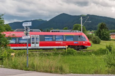Bavyera, Almanya 10 Haziran 2018: Regio trenleri Almanya'da kısa ve orta mesafeli trenlerdir. Db Deutsche Bahn Ag işaretidir. 