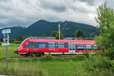 Bavyera, Almanya 10 Haziran 2018: Regio trenleri Almanya'da kısa ve orta mesafeli trenlerdir. Db Deutsche Bahn Ag işaretidir. 