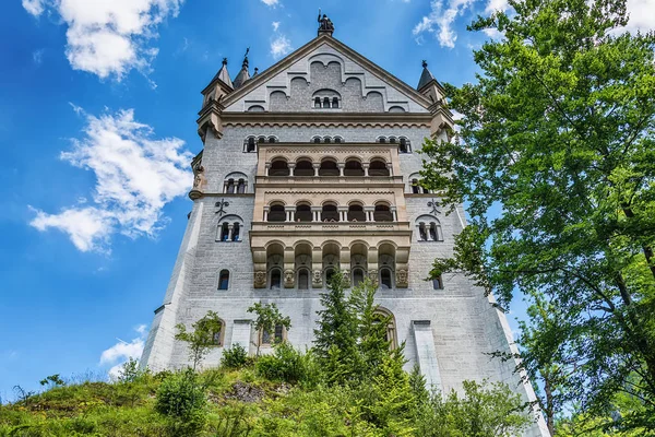 Hohenschwangau Germany June 2018 Idyllic Neuschwanstein Castle Positioned High Mountain — Stock Photo, Image